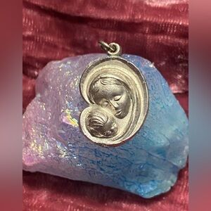 👑 Vintage Mary & Baby Jesus Religious Charm / Pendant #9150